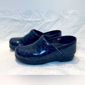 Sanita Clogs Mules Size 8 (39) Blue Black Animal Print Shiny Slip Resistant